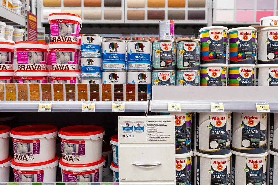 Стіна готова до ремонту Очищена від старої фарби стіна: готова до подальшого ремонту