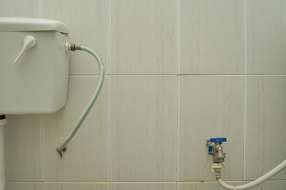 Підготовка до ремонту Демонтаж кришки бачка унітаза: інструменти та підготовка до ремонту сантехніки.