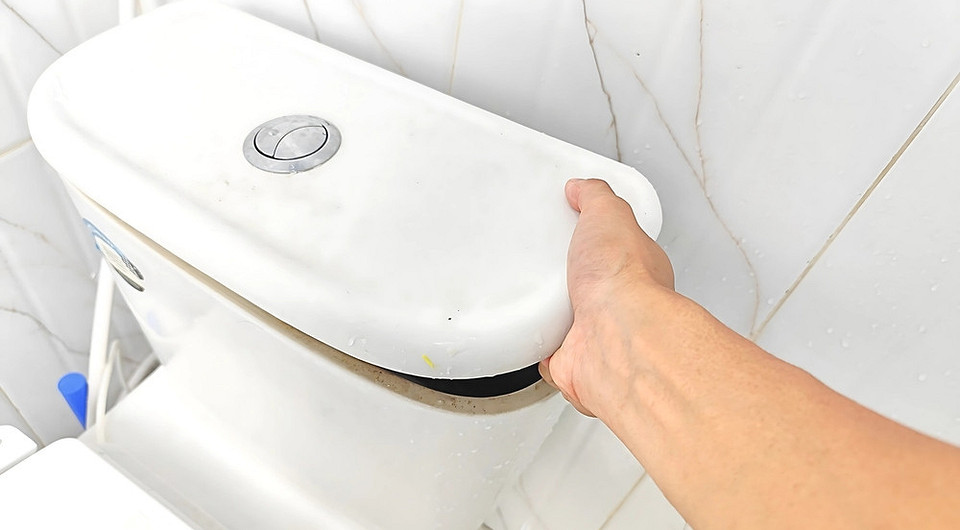 Двохрежимний злив Як зняти кришку з унітазного бачка: приклад двохрежимного зливу в сучасному туалеті.