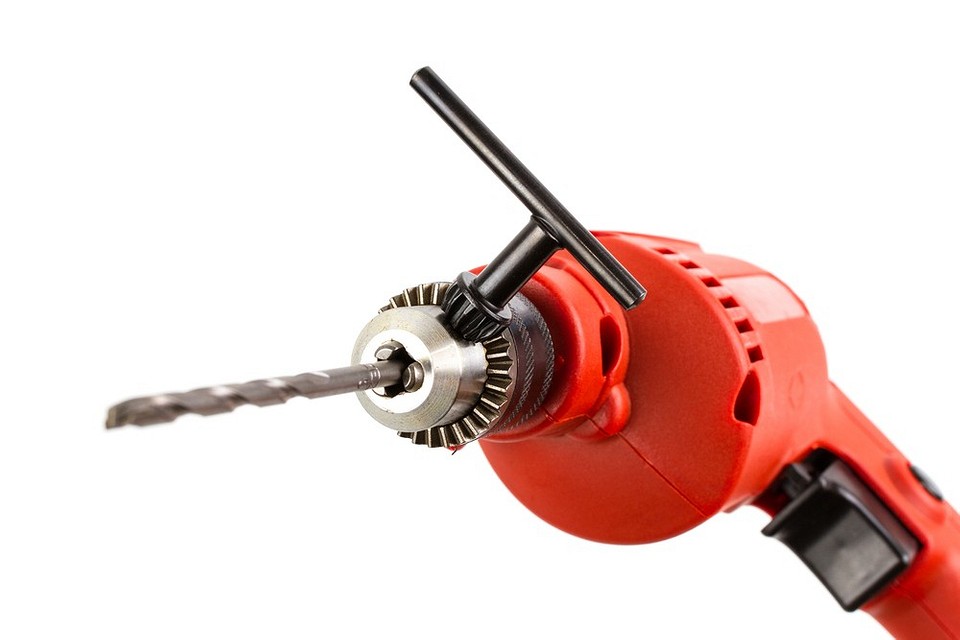 Швидкозатискний патрон Крупний план швидкозатискного патрона на дрилі, готового до заміни.