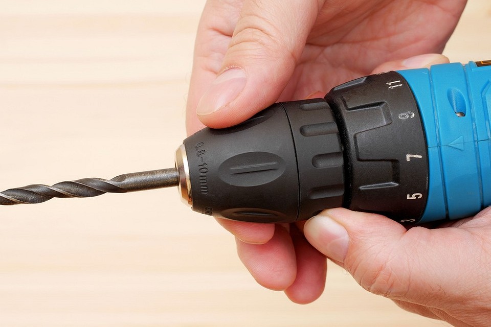 Інструменти для заміни Інструменти для заміни патрона дриля: ключ, вибивачка та новий патрон.