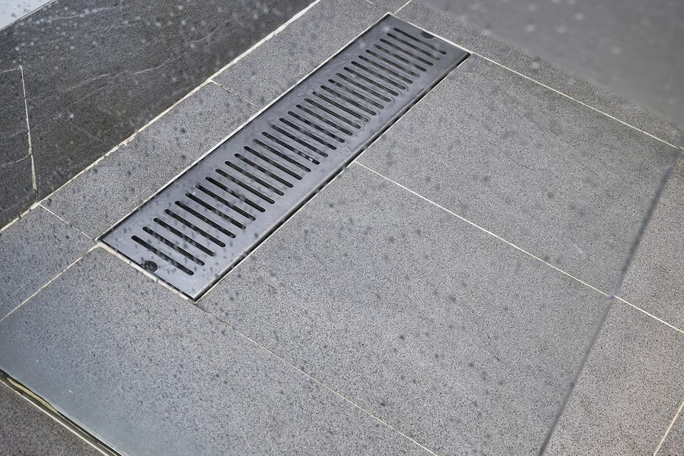 Зручний доступ Безбар'єрний душ: деталі встановлення для забезпечення зручного доступу.