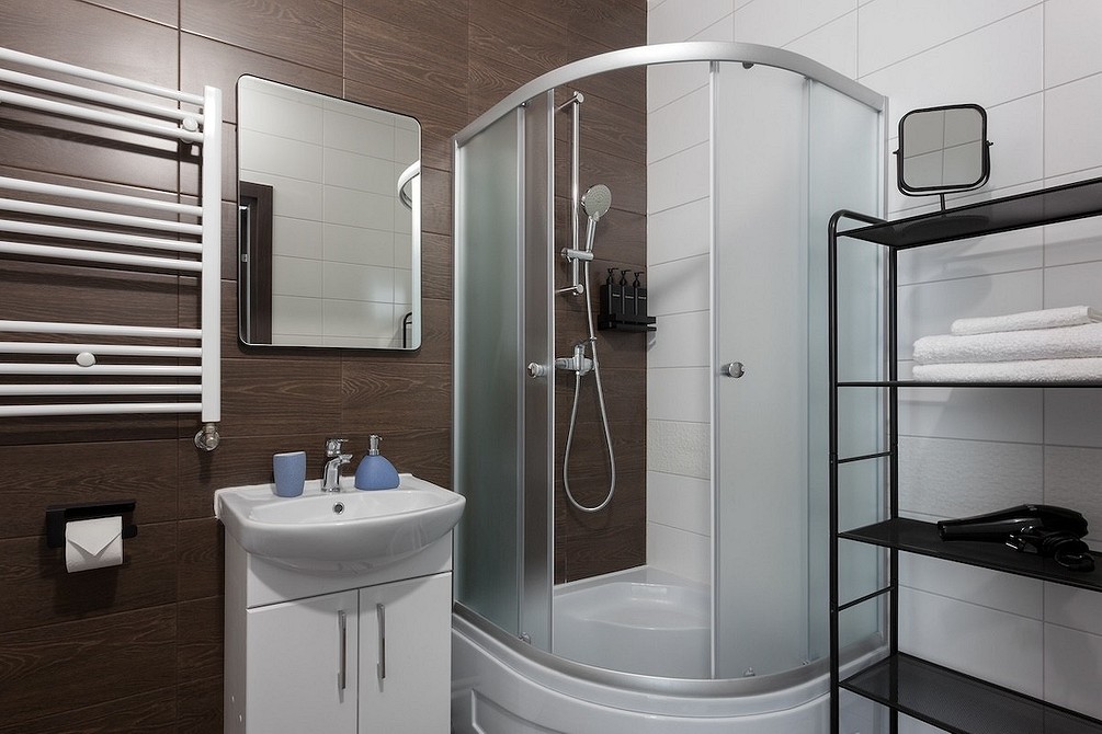 Безпечний душ Безбар'єрний душ: приклад встановлення для зручного та безпечного використання.