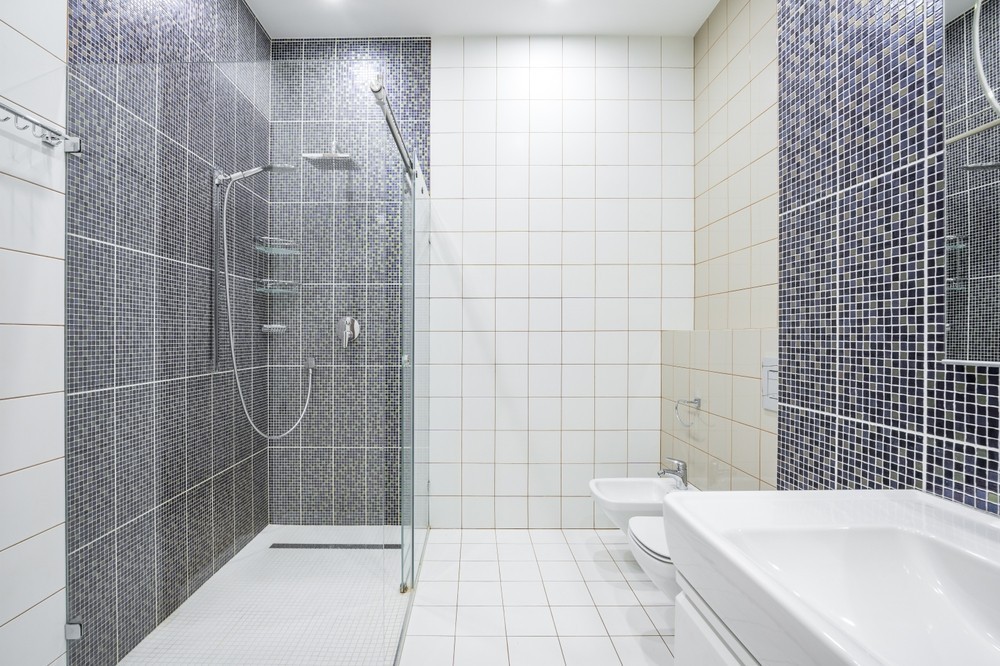 Вирівнювання Встановлення душового піддону своїми руками: вирівнювання поверхні під піддон.