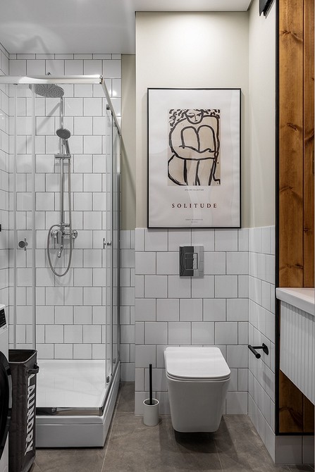 Плитка в душі Приклад встановленого душового піддону з плитки у ванній кімнаті 2026 рік.