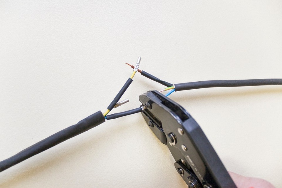 Безпечне з'єднання проводів за допомогою ізолюючої стрічки: важливий етап.