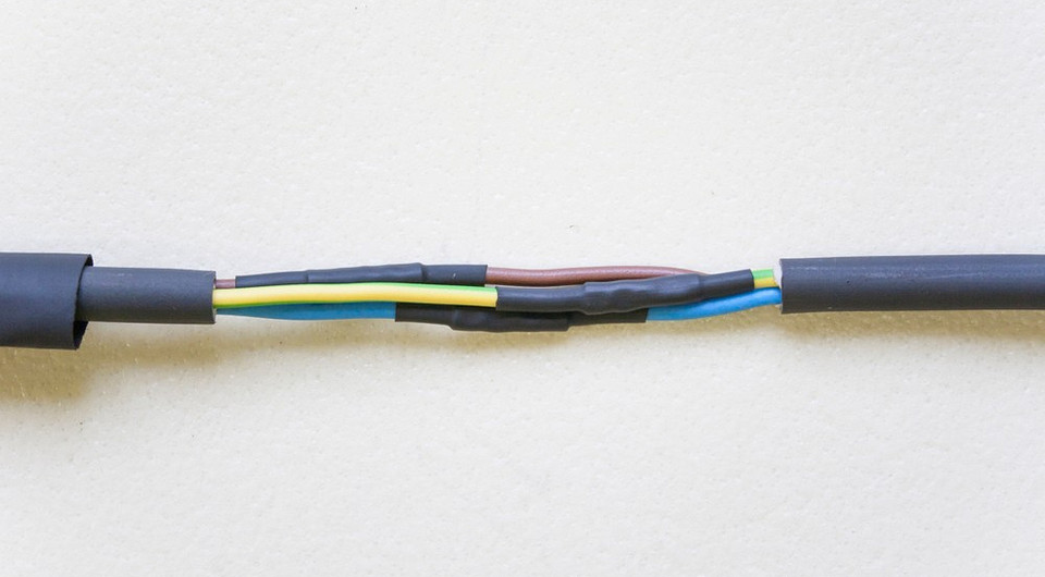 З'єднання мідних проводів скруткою: простий та надійний спосіб з'єднання.