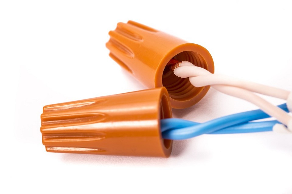 Інструменти для з'єднання проводів: плоскогубці, викрутка та ізолююча стрічка.