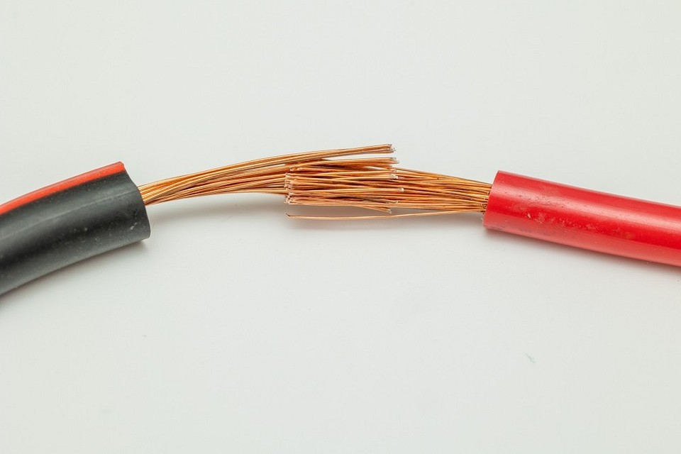 Покрокова інструкція з безпечного з'єднання проводів у домашніх умовах.