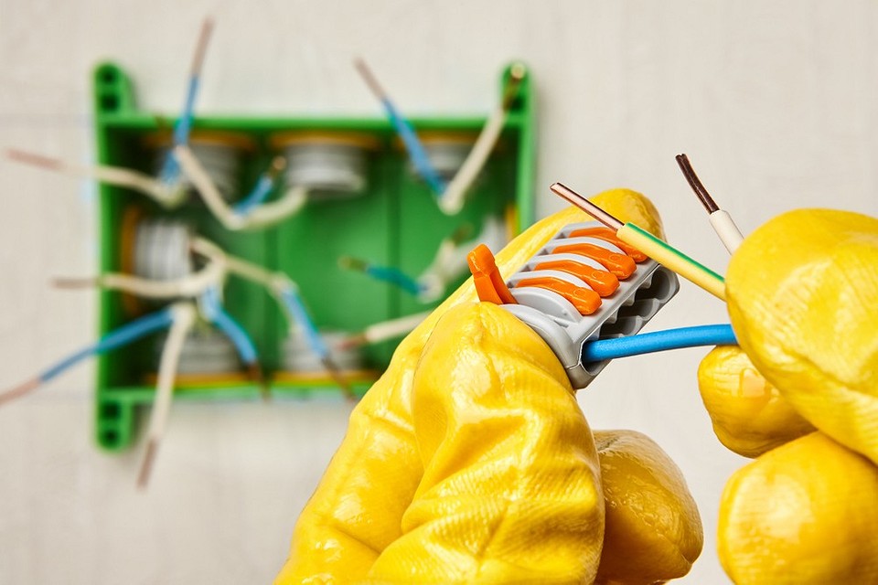 Різні способи з'єднання проводів, включаючи скрутку та клемні колодки.