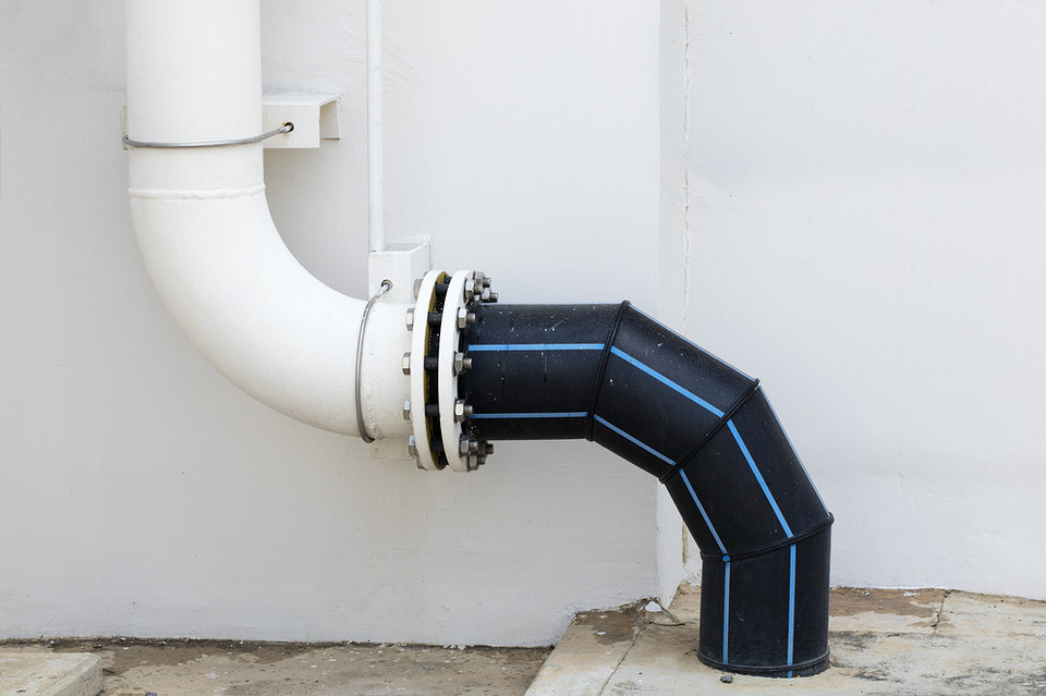 Фітинг для ПНД Детальний вид фітингу для ПНД труби: елемент з'єднання водопровідної системи.