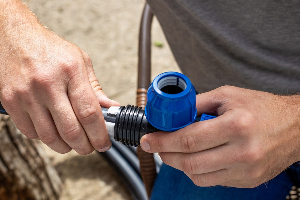 Інструменти для ПНД Інструменти для монтажу ПНД труб: ключ, затискачі та фітинги для роботи.