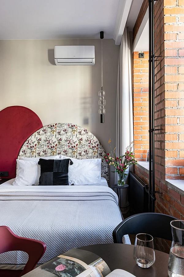 Радіатор за книгами Радіатор опалення, захований за книжковою полицею, економія простору 2026