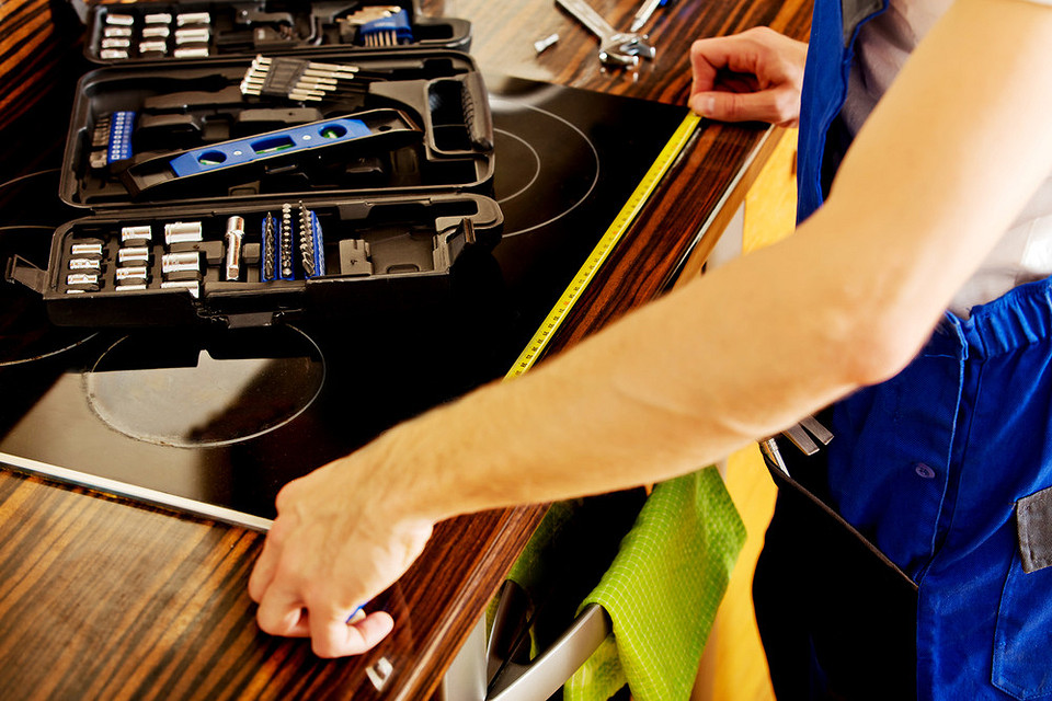 Вирізання отвору Етапи вирізання отвору в стільниці для встановлення нової варильної панелі у 2026