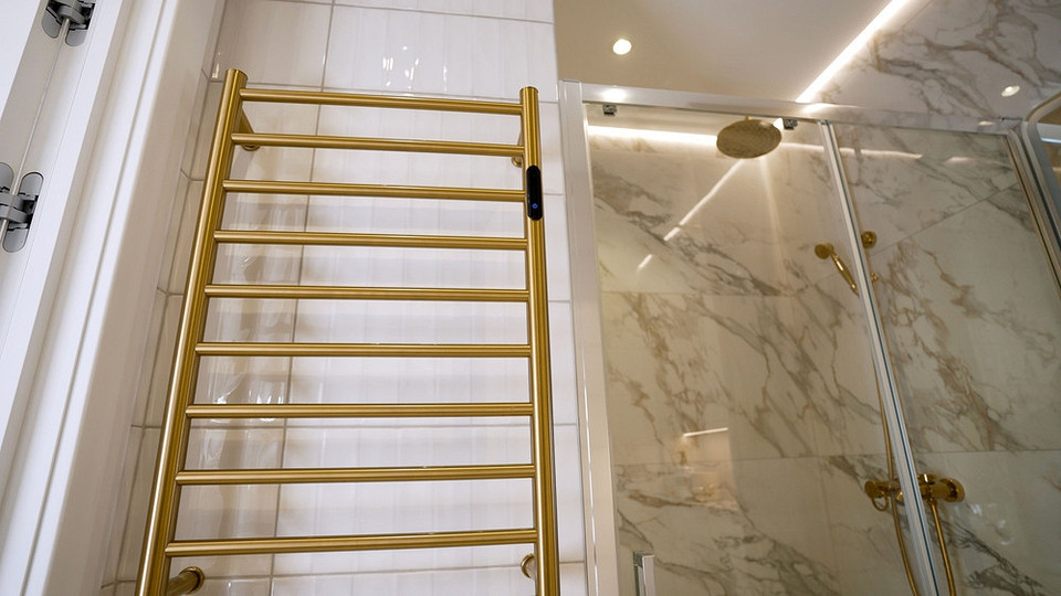 Хром: стильний вибір Хромована сушарка для рушників у сучасній ванній кімнаті, стильний вибір