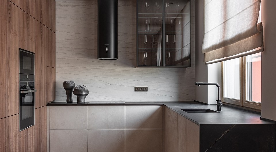 Ефективна кухонна витяжка Сучасна кухонна витяжка, що ефективно очищує повітря над плитою