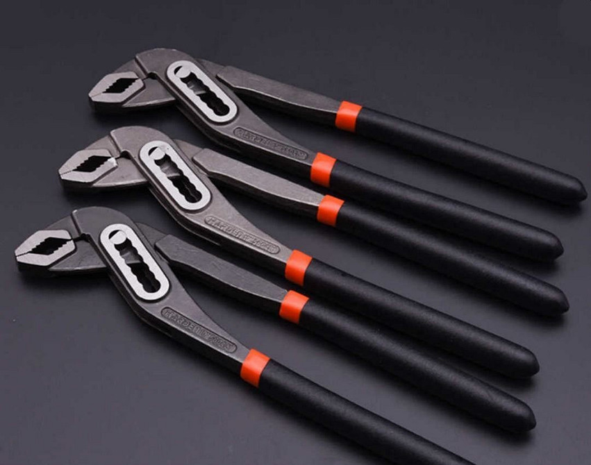 Видалення іржі Видалення іржі з болта за допомогою хімічних засобів: підготовка до викручування.