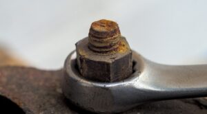 Зірваний болт? 10 способів вирішити проблему (і зберегти нерви) — Як викрутити зірваний болт