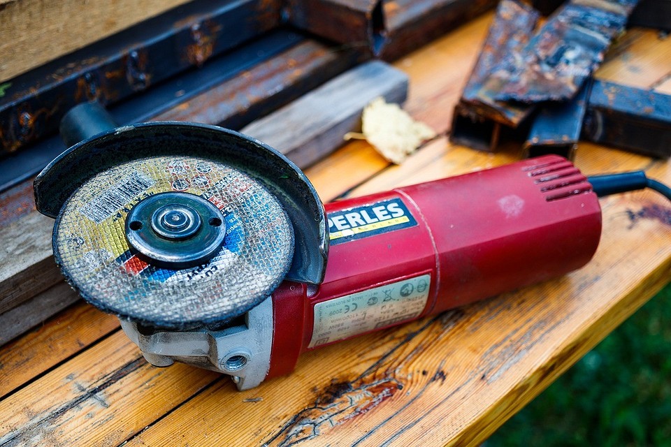 Плоскогубці для болтів Використання плоскогубців для захоплення та викручування зірваного болта.