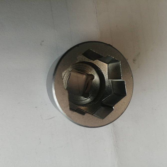 Плоскогубці в дії Метод використання плоскогубців для викручування зірваного болта: надійний спосіб