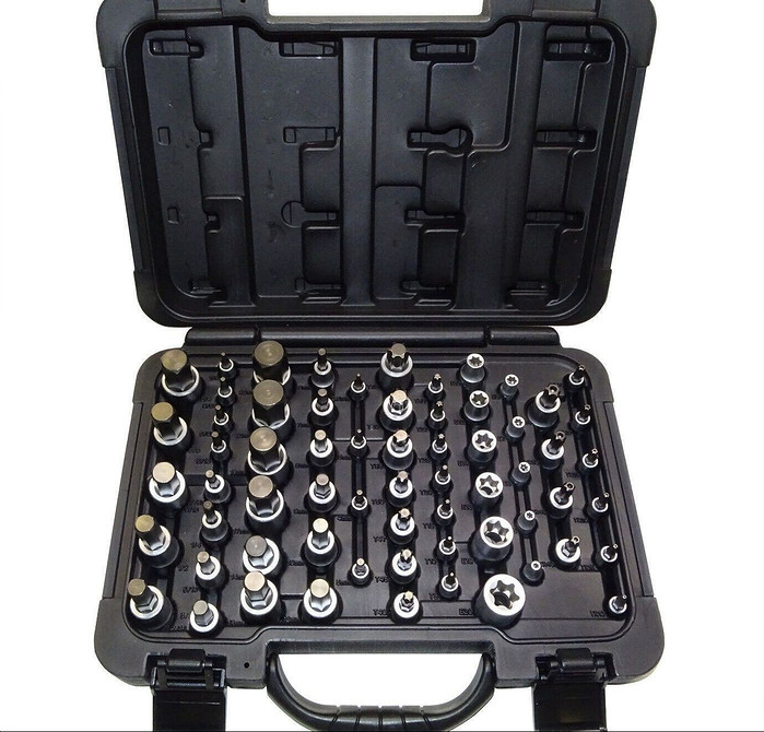 Молоток і зубило Використання молотка та зубила для створення нового пазу на зірваному болті.