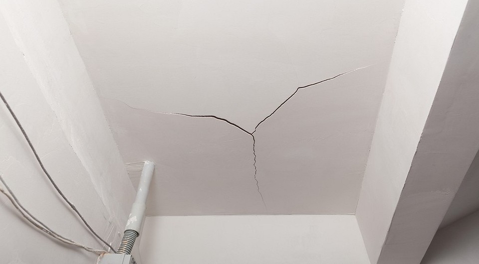 Як закрити тріщини на стелі: покрокова інструкція 2026 — Як закласти тріщини на стелі