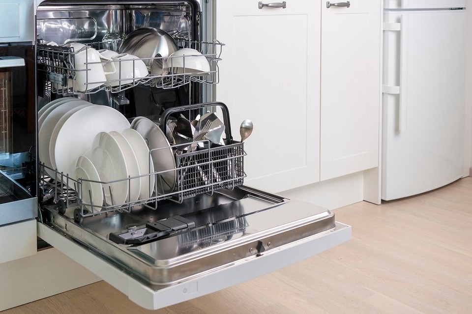 Уникайте помилок! Неправильне завантаження посудомийки: заблоковані розбризкувачі води, брудний посуд
