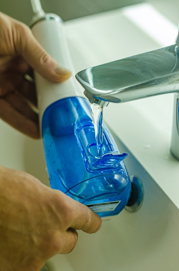 Іригатор: сімейний вибір Іригатор для всієї сім'ї з різними насадками для індивідуального догляду за ротовою порожниною