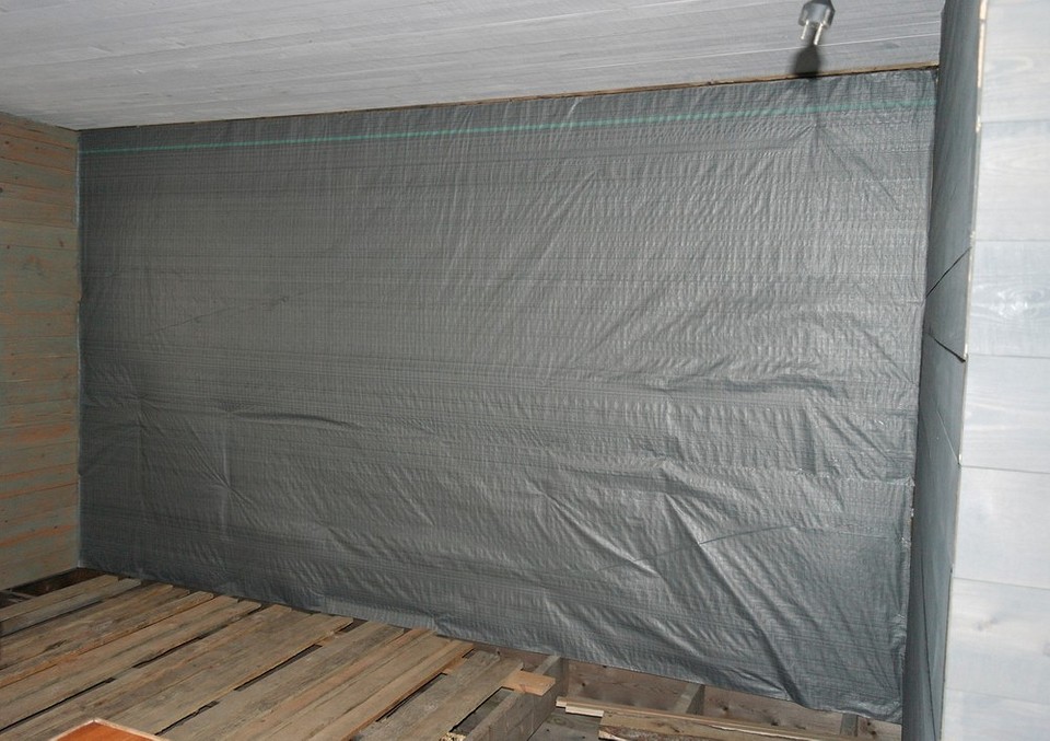 Сторона пароізоляції Пароізоляція: важливість правильного вибору сторони для монтажу на підлогу та стелю.