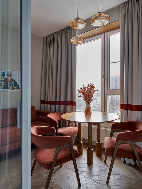 Золотий акцент Елегантна обідня зона з акцентним освітленням і золотими світильниками, 2026 рік.