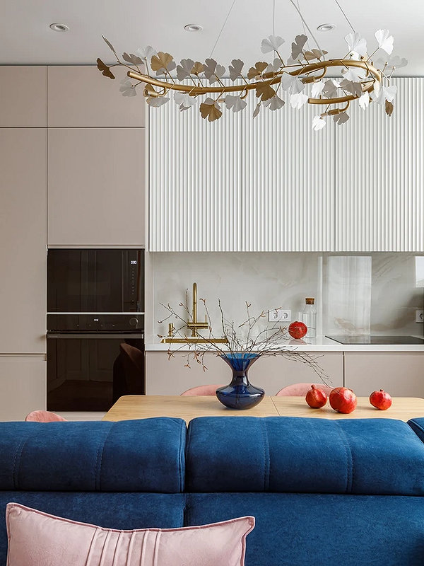 Світловий каскад Світла обідня зона з декількома підвісними світильниками, освітлення в скандинавському стилі.