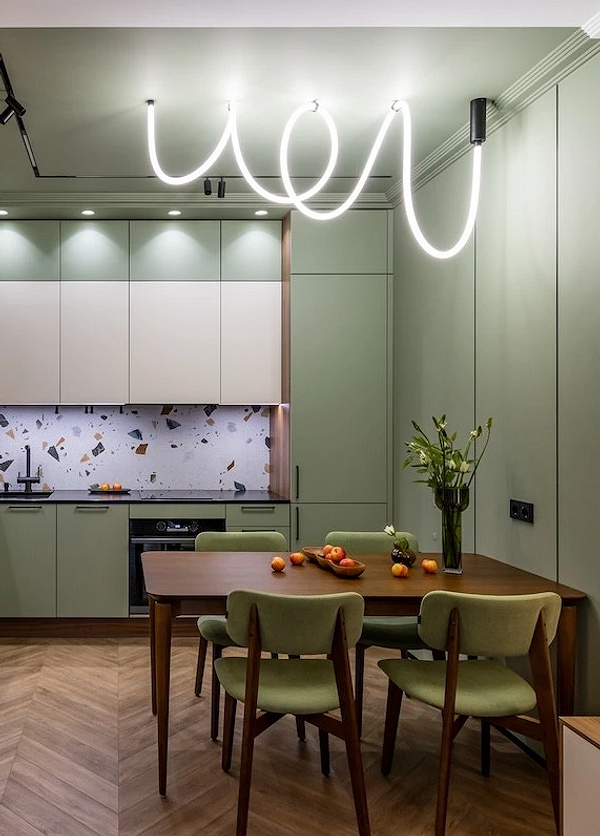 Сучасна розкіш Вишукана обідня зона з великим сучасним світильником, акцент на освітленні.