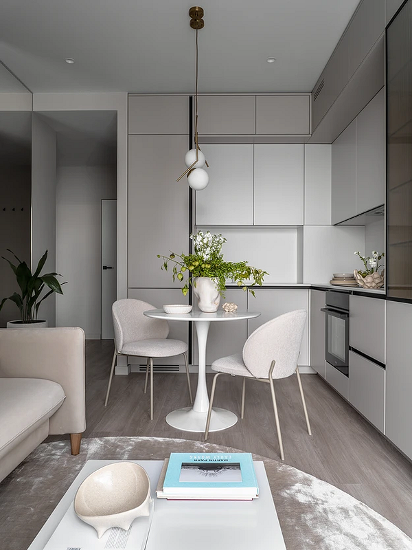 Сільський шарм Затишна обідня зона з дерев'яним столом та світильниками в сільському стилі.