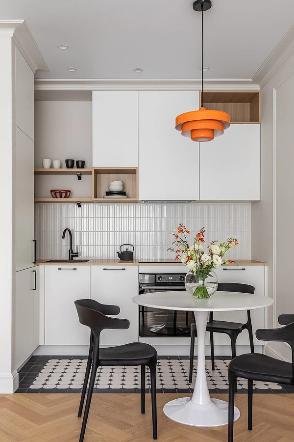 М'яке світло Сучасна обідня зона з оригінальним підвісним світильником, що створює м'яке освітлення.