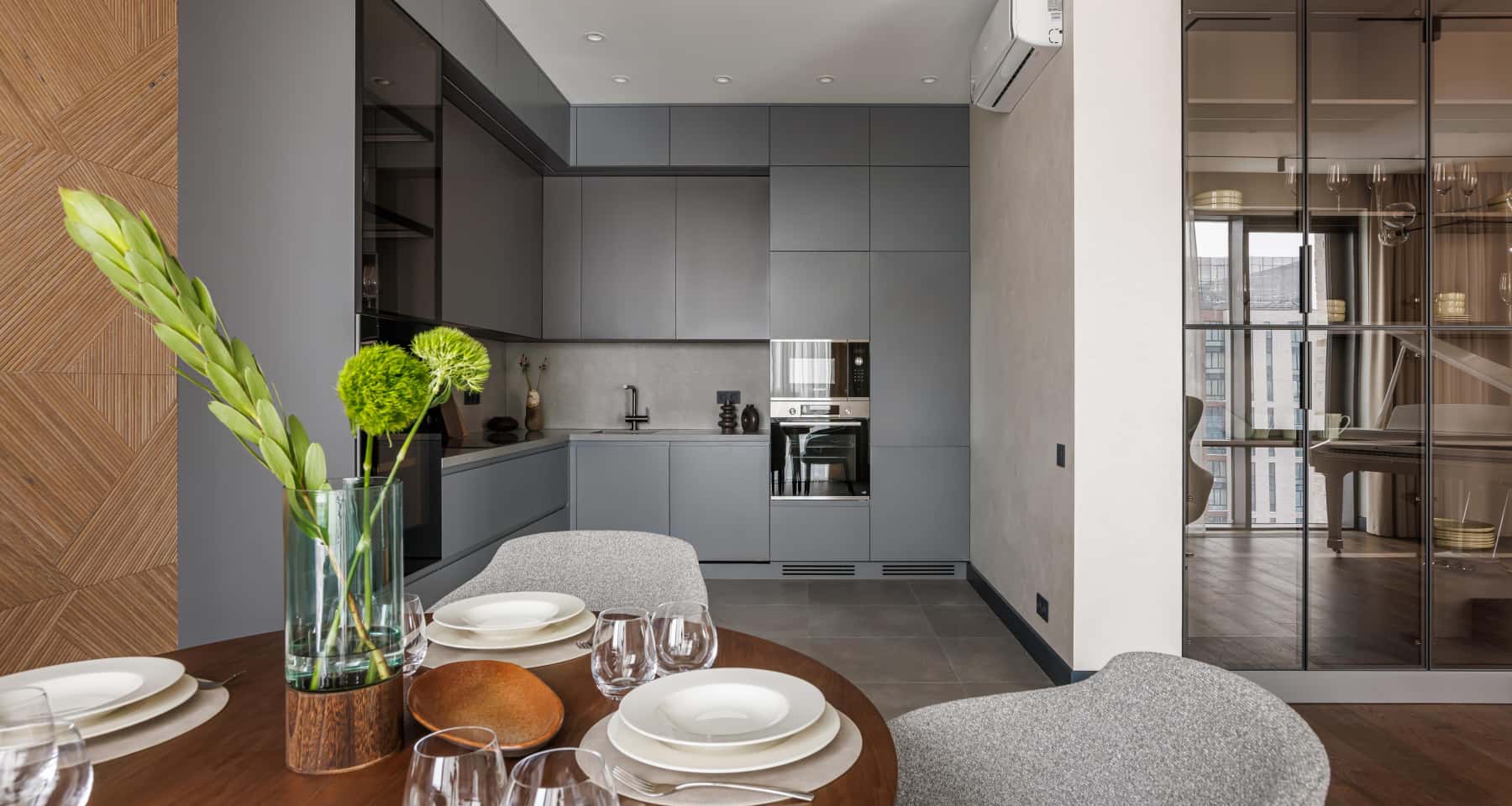 Світло та простір Приклад капітального ремонту квартири з панорамними вікнами, що забезпечують багато природного світла.