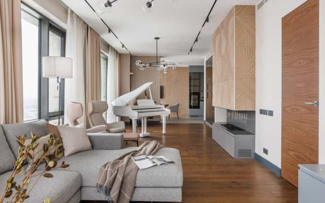 Світлий та просторий Приклад преміум ремонту квартири з використанням панорамних вікон та світлих тонів