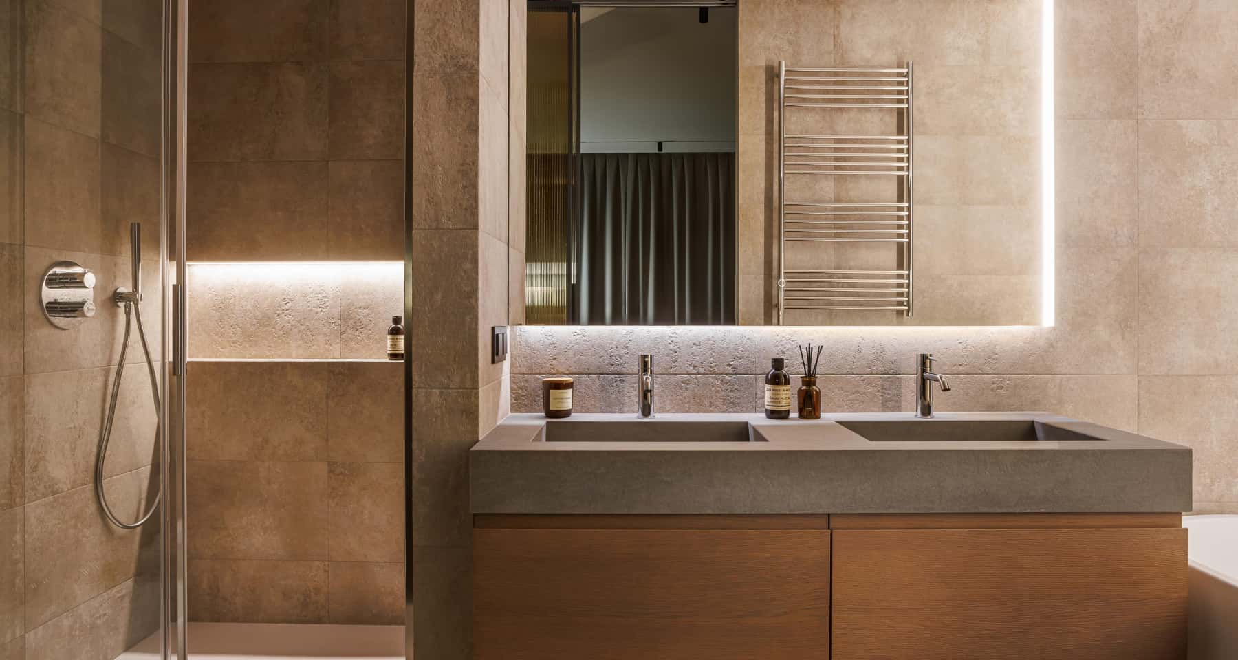 Кухня-студія мрії Капітальний ремонт квартири з акцентом на інженерну дошку та панорамні вікна в кухні-студії.