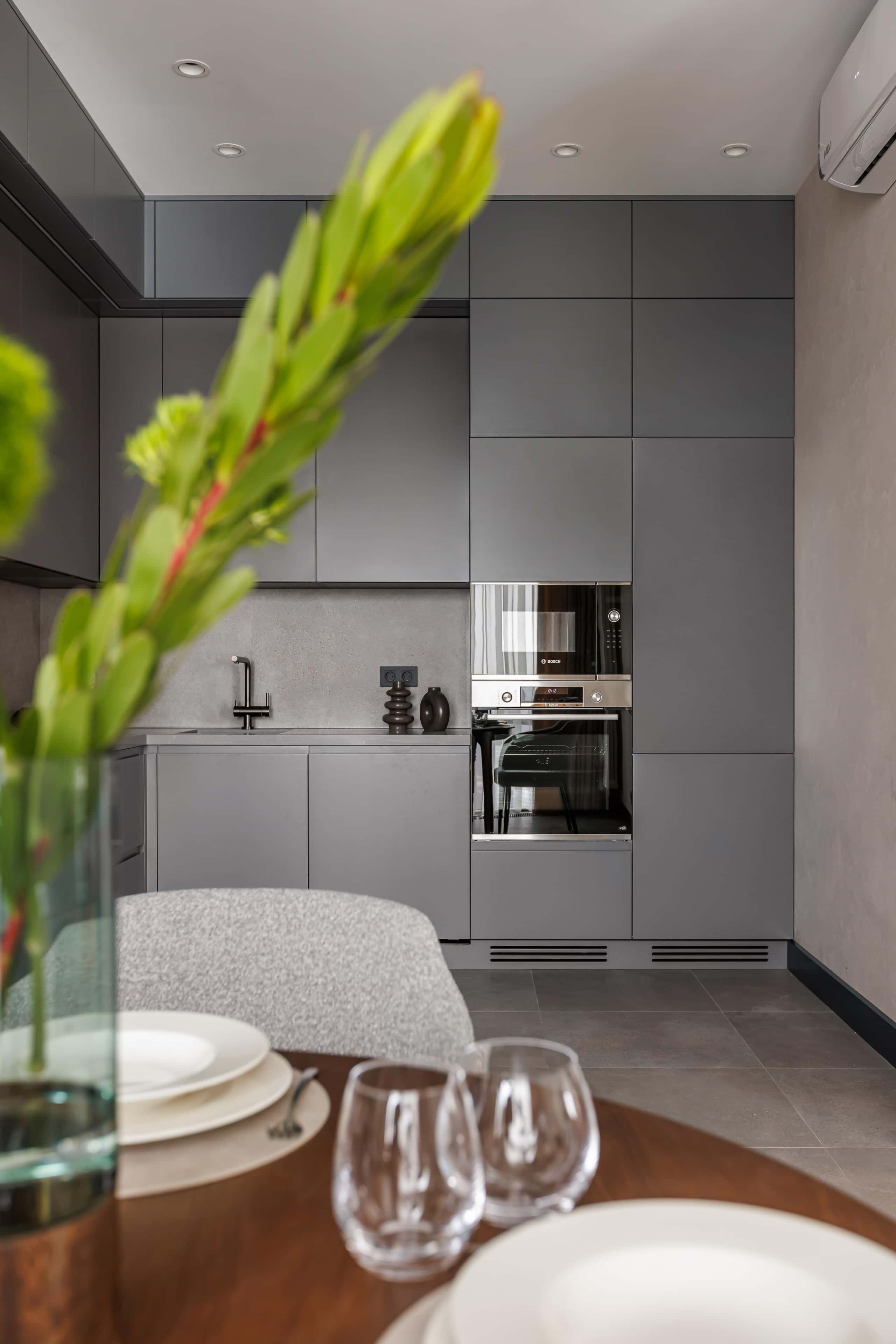 Функціональний мінімалізм Інтер'єр квартири після капітального ремонту в стилі мінімалізм з акцентом на функціональність.