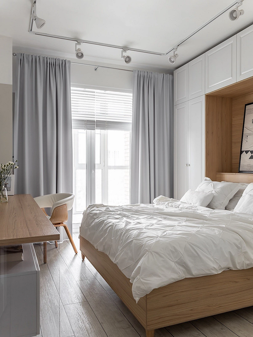 Контрастний дизайн: темний карниз для штор на фоні світлої стіни у 2026 році.