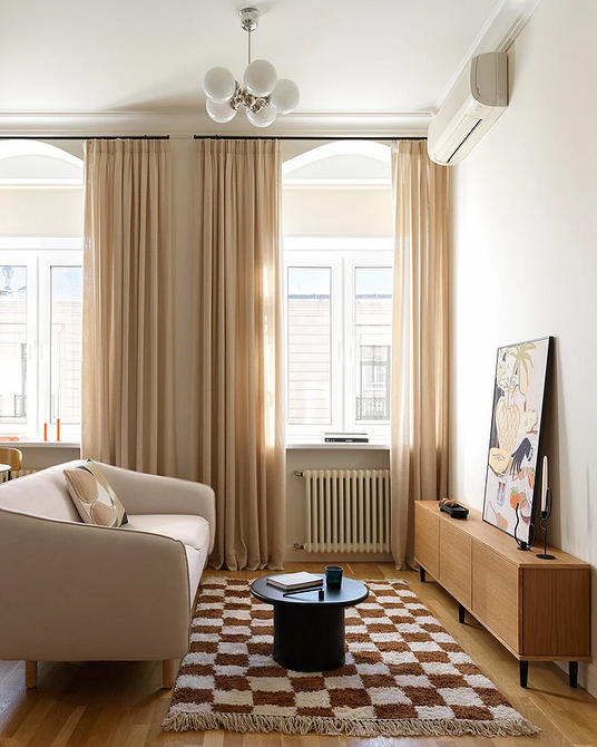 Карниз у скандинавському стилі Скандинавський інтер'єр 2026 з дерев'яним карнизом та легкими шторами, що пропускають світло