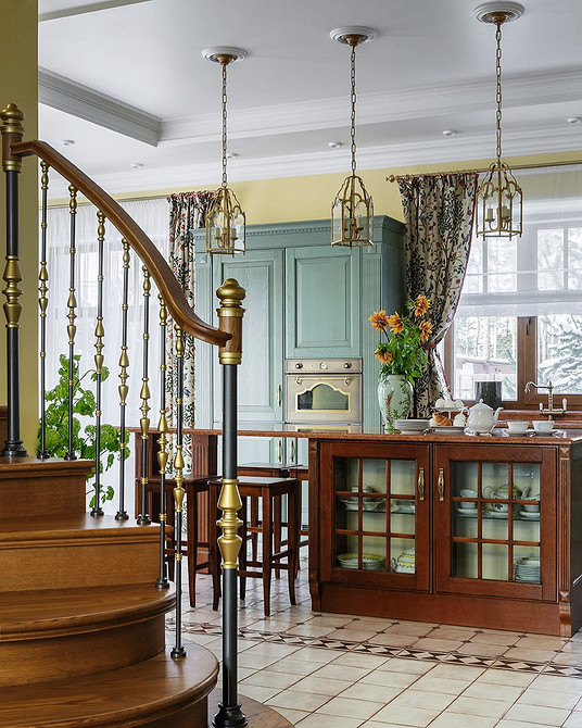 Мінімалістичний карниз для штор 2026 в інтер'єрі з великими вікнами та панорамним видом.