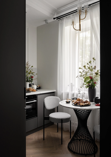 Стильний карниз для штор в інтер'єрі 2026, декоративні елементи