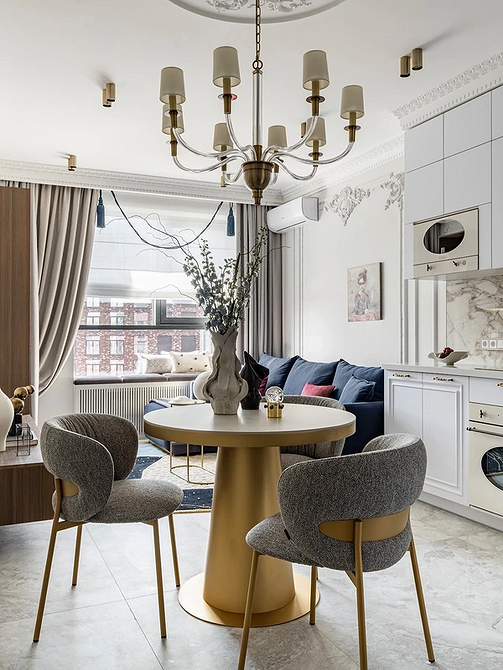 Сучасний карниз для штор 2026 з кованими елементами в класичному інтер'єрі.