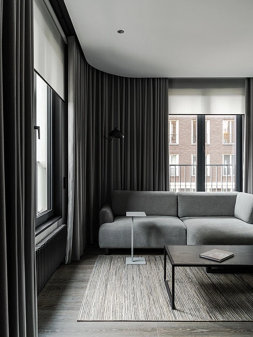 Інтер'єр у стилі лофт з сучасним металевим карнизом для штор 2026.