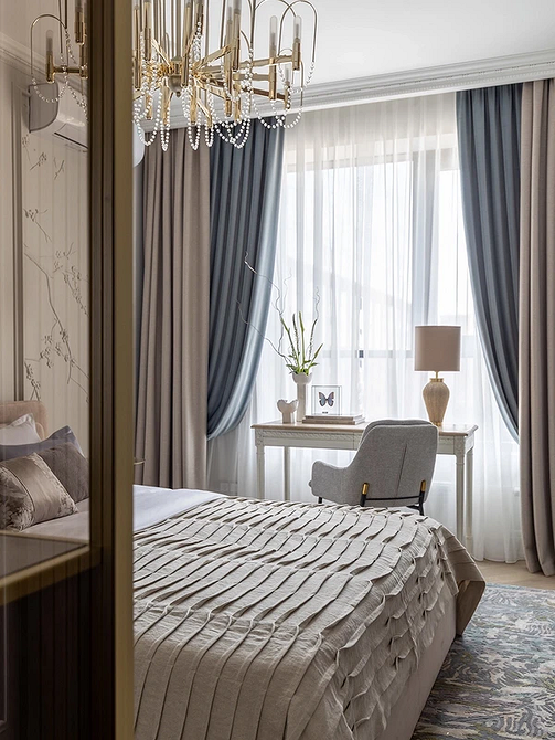 Елегантний карниз для штор 2026 з підсвічуванням у сучасному інтер'єрі вітальні.