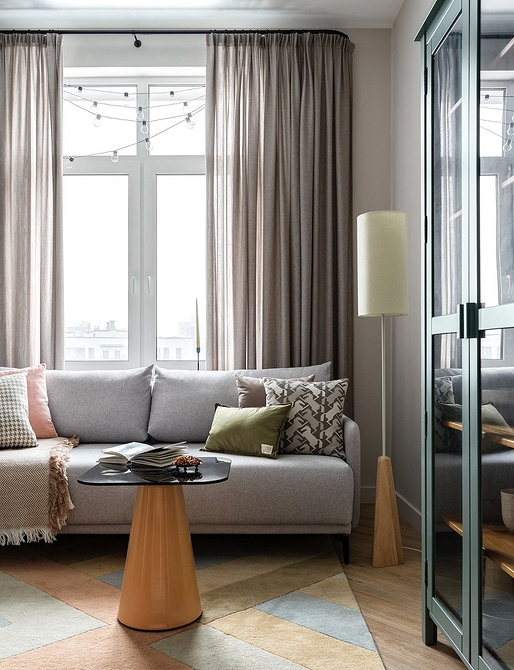 Елегантний карниз для штор у вітальні, сучасний дизайн 2026