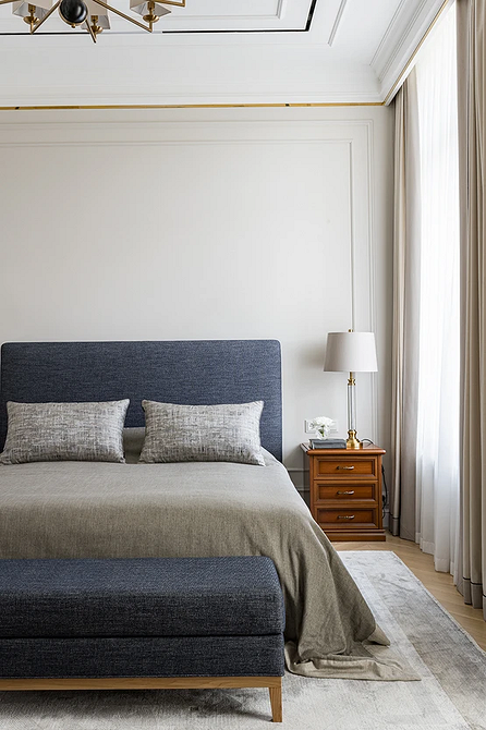 Прихований карниз для штор 2026 у світлій спальні в стилі мінімалізм.