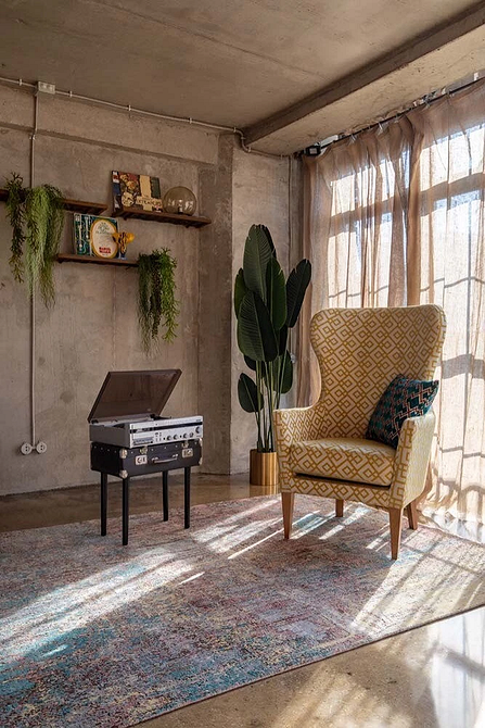 Карниз для штор 2026 у стилі лофт з грубими металевими елементами та відкритим кріпленням.