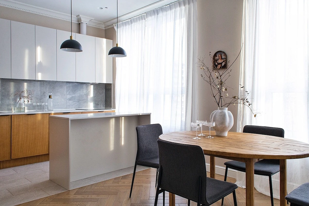 Дерево та еклектика Елегантний дерев'яний карниз 2026 з декоративними елементами в еклектичному інтер'єрі