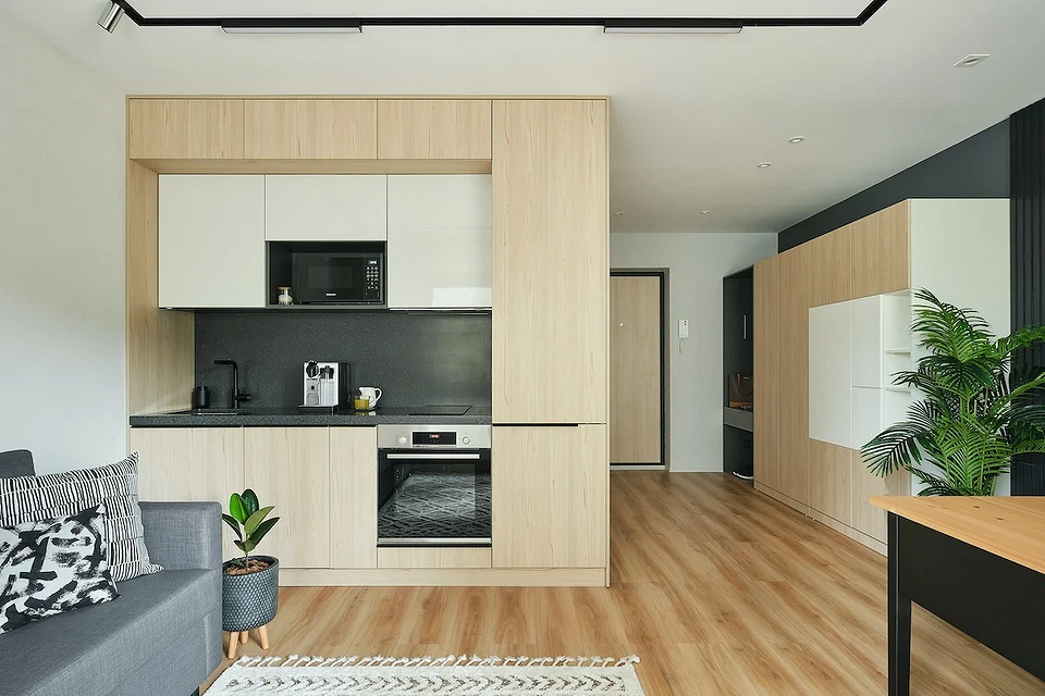 Кварцвініл чи ламінат? Вибір кварцвінілової плитки: порівнюємо з ламінатом та лінолеумом для підлоги 2026